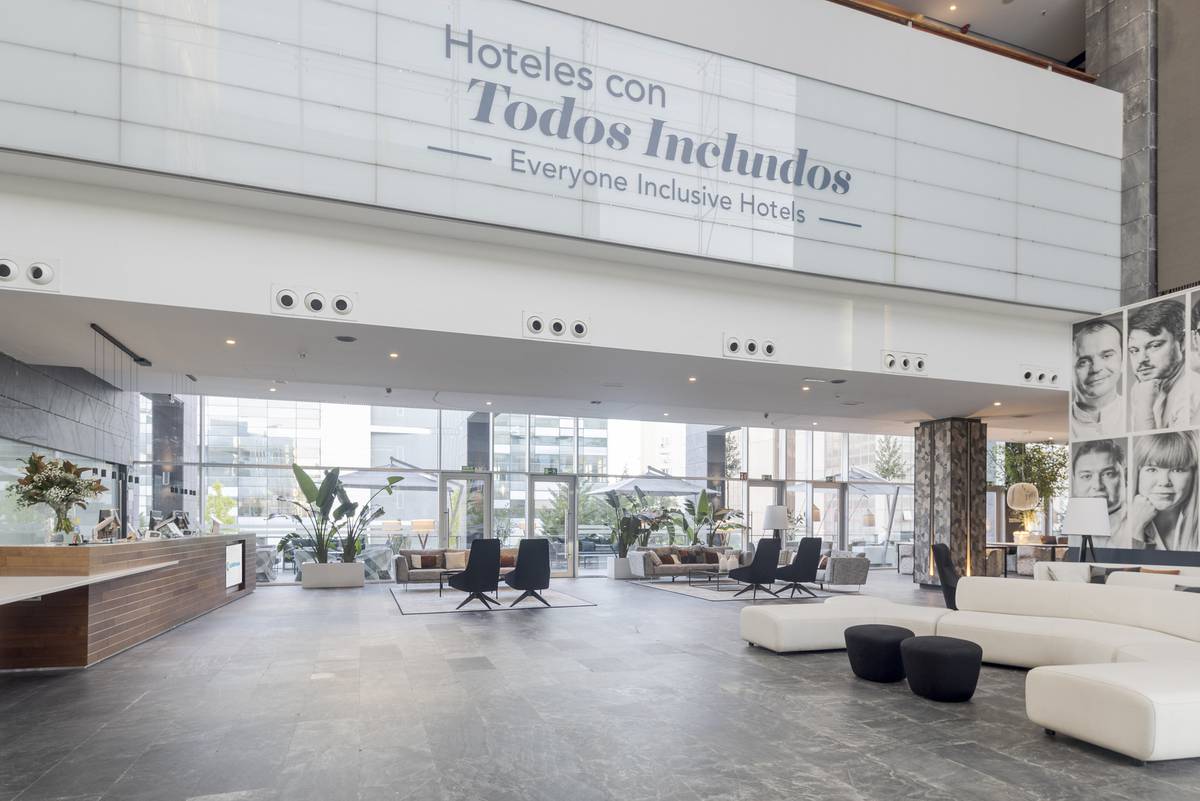 Recepção Hotel ILUNION Atrium Madrid